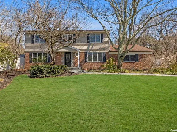 18 Savings Court, Greenlawn, NY 11740