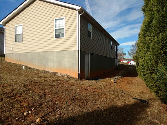 Back of home w/basement entr