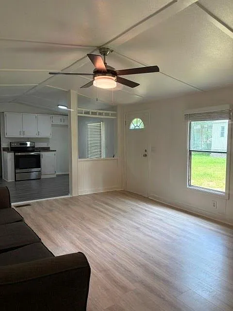 3 bed, 2.0 bath, 980 sqft, $1,350 — Photo 3