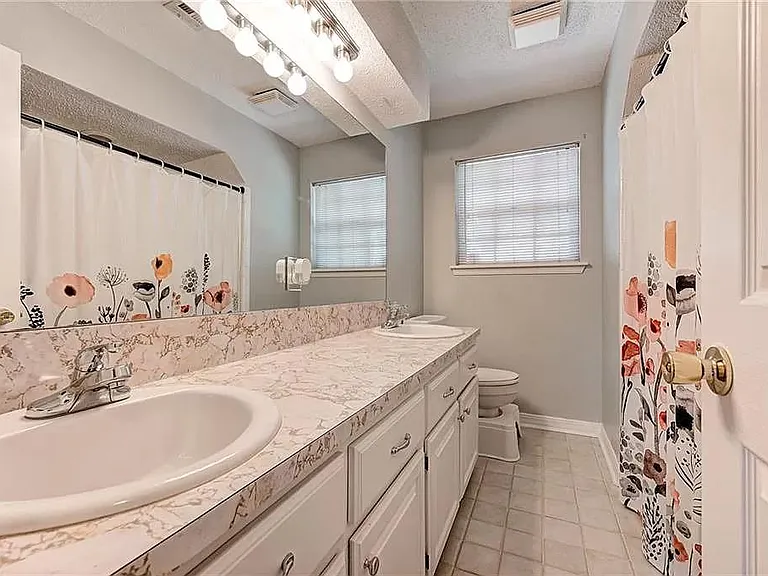 704 Crestmoor Dr — Photo 11