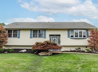 19 Stone St, Edison, NJ 08817