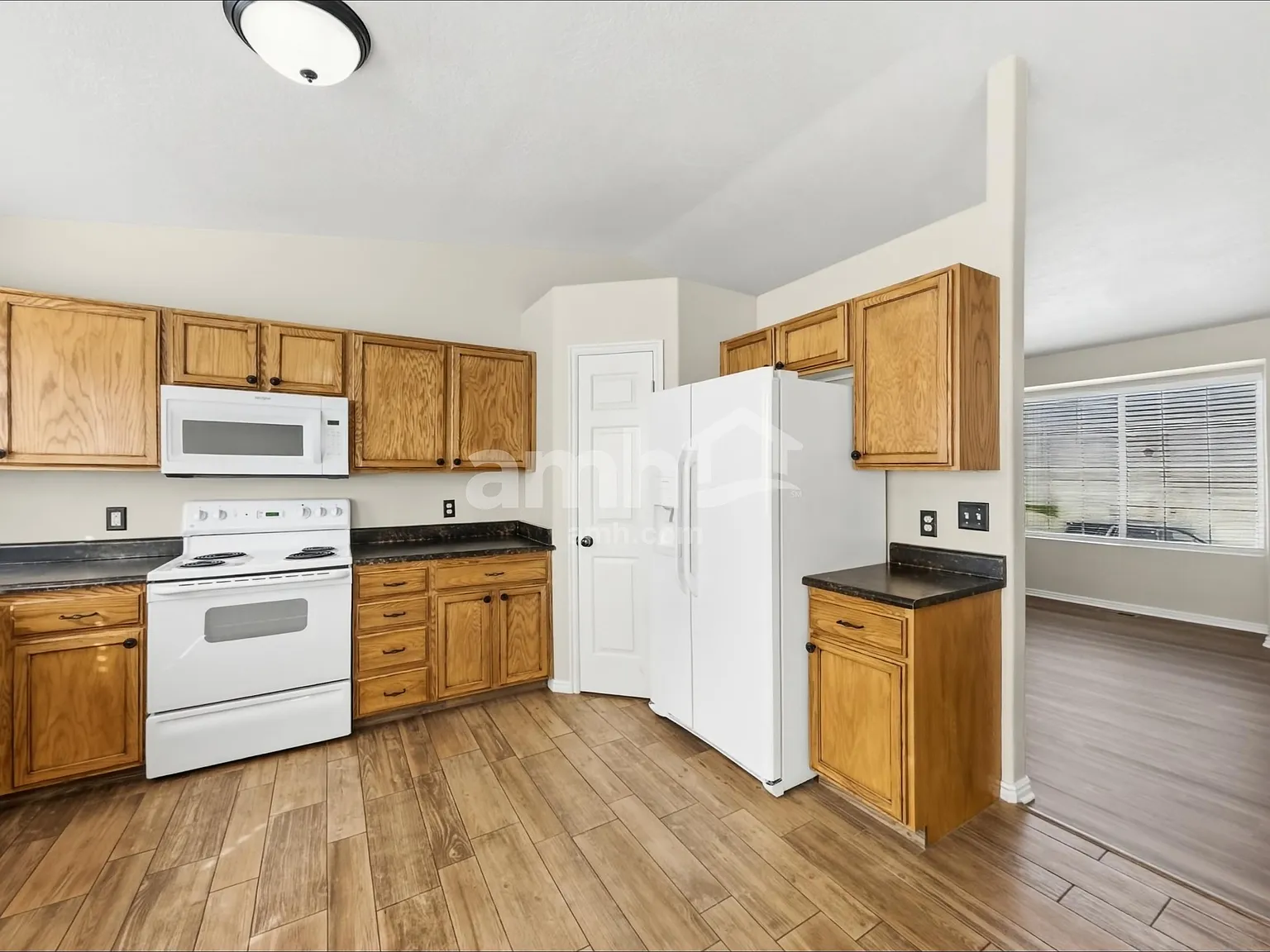 3 bed, 2.0 bath, 1716 sqft, $2,260 — Photo 3
