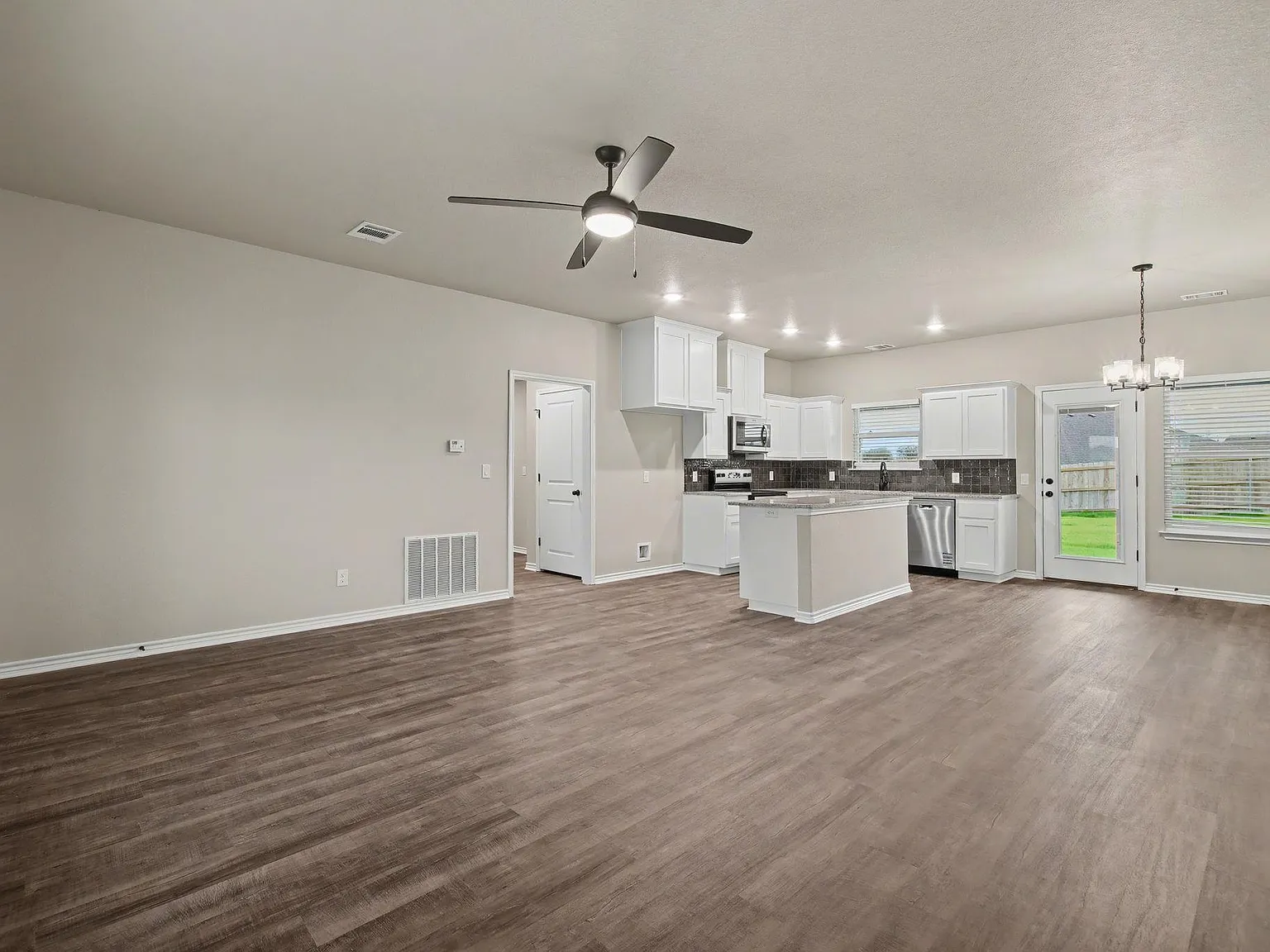 3 bed, 2.0 bath, 1398 sqft, $2,200 — Photo 4