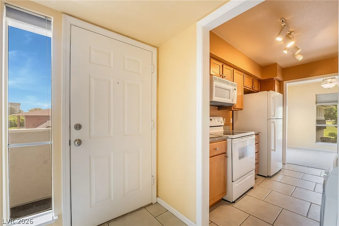1 bed, 1.0 bath, 897 sqft, $1,250 — Photo 3