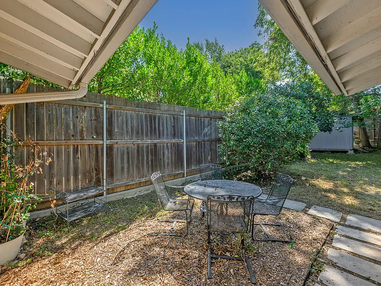 1703 Wethersfield Rd — Photo 18