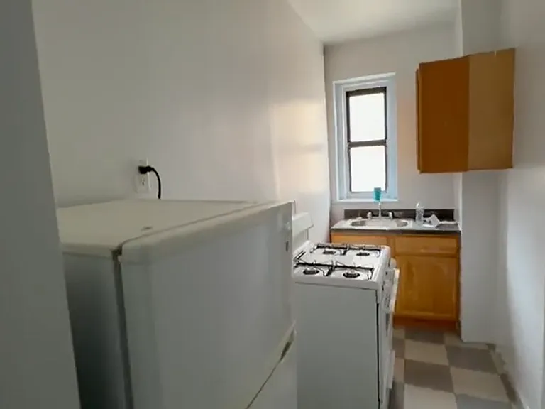 325 E 194th St #2A — Photo 5