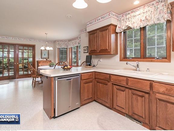 looking into dining/sun room