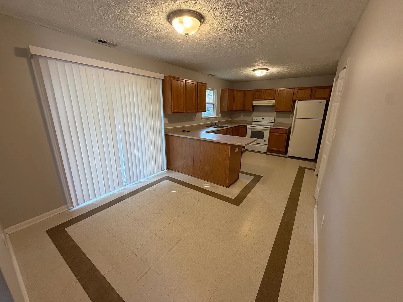 3 bed, 1196 sqft, $1,600 — Photo 2
