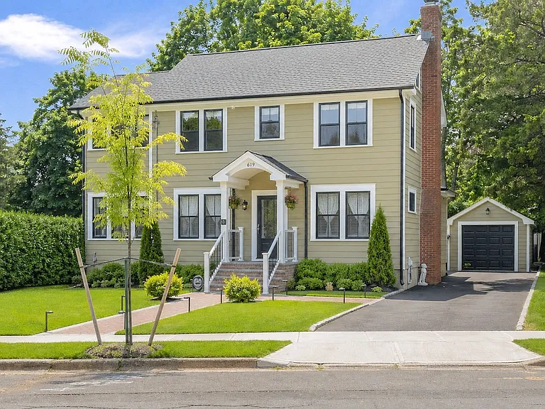 619 Bailey Ave — Photo 2