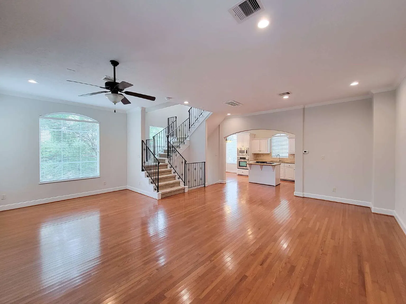 3 bed, 3.5 bath, 2280 sqft, $3,100 — Photo 4