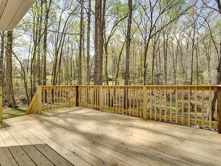 1011 Chestnut Ct — Photo 3