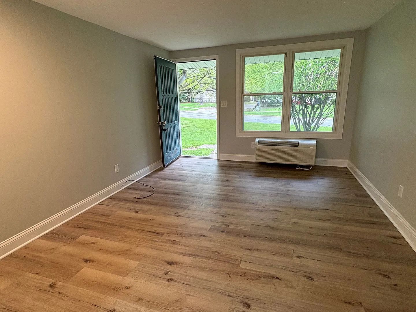 Updated Studio-Style Home in Kent with Water, Sewer & Trash Included! — Photo 3