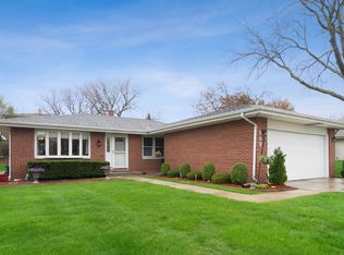 909 Dearborn Cir, Carol Stream, IL 60188