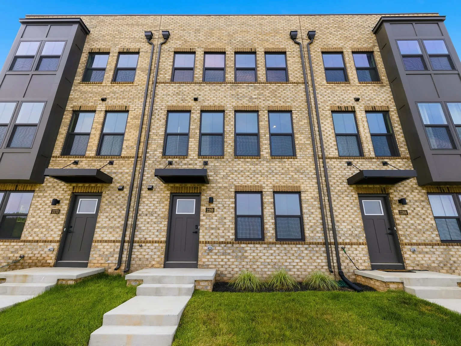 3 bed, 2571 sqft, $5,200 — Photo 1