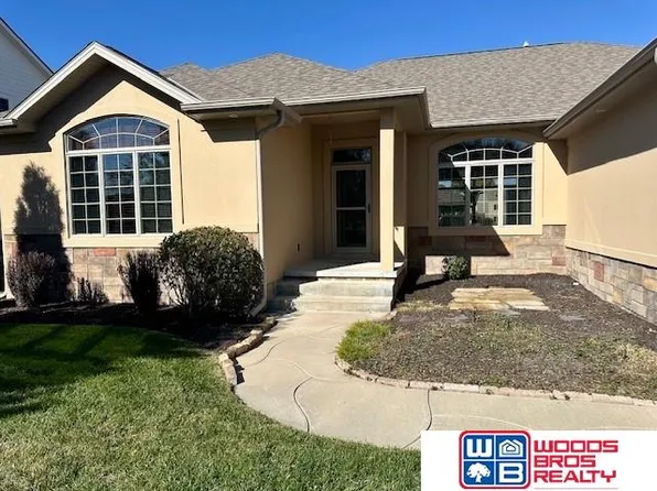 9120 Sandhills Ct, Lincoln, NE 68526
