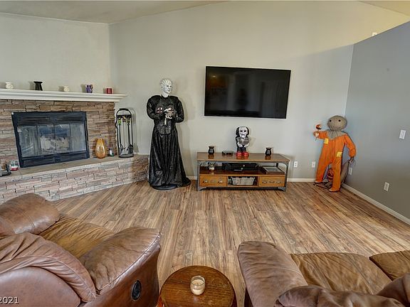2nd image of 1611 W Gee St