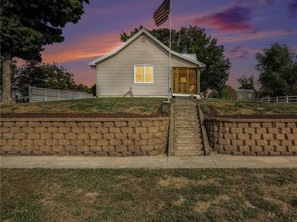 105 N August St, Dearborn, MO 64439