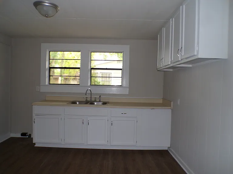 1657 Lee Ave SW — Photo 3