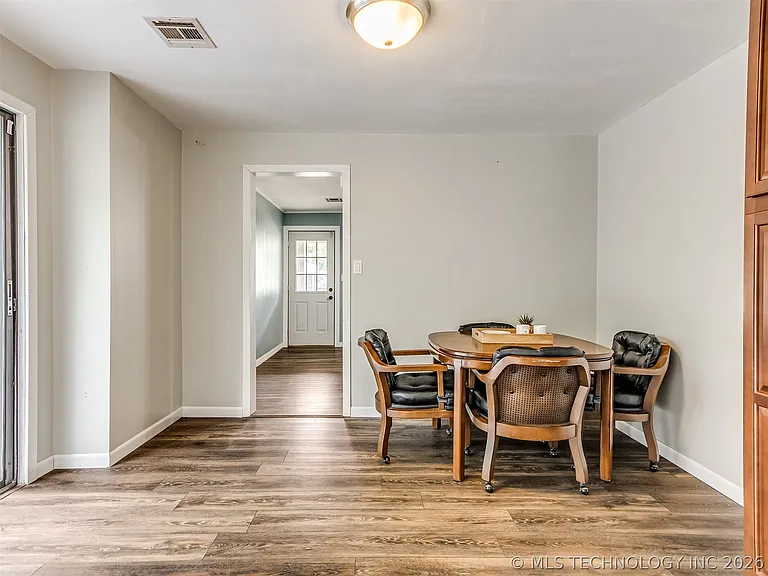 233 NE Queenstown Ave — Photo 11
