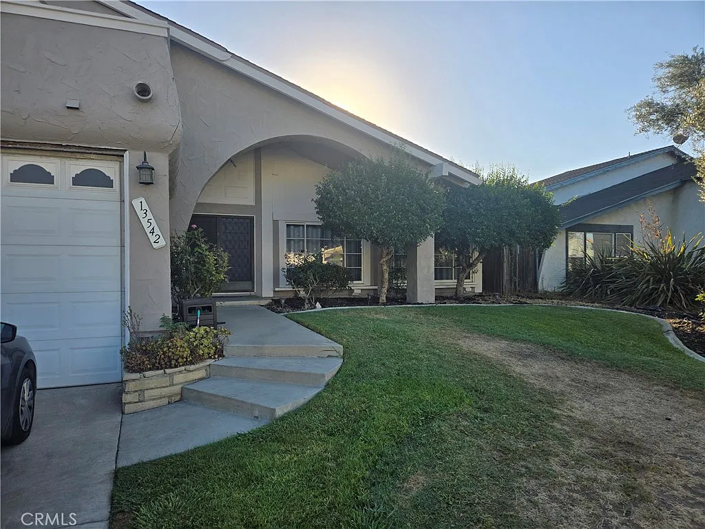 4 bed, 2728 sqft, $1,100 — Photo 1
