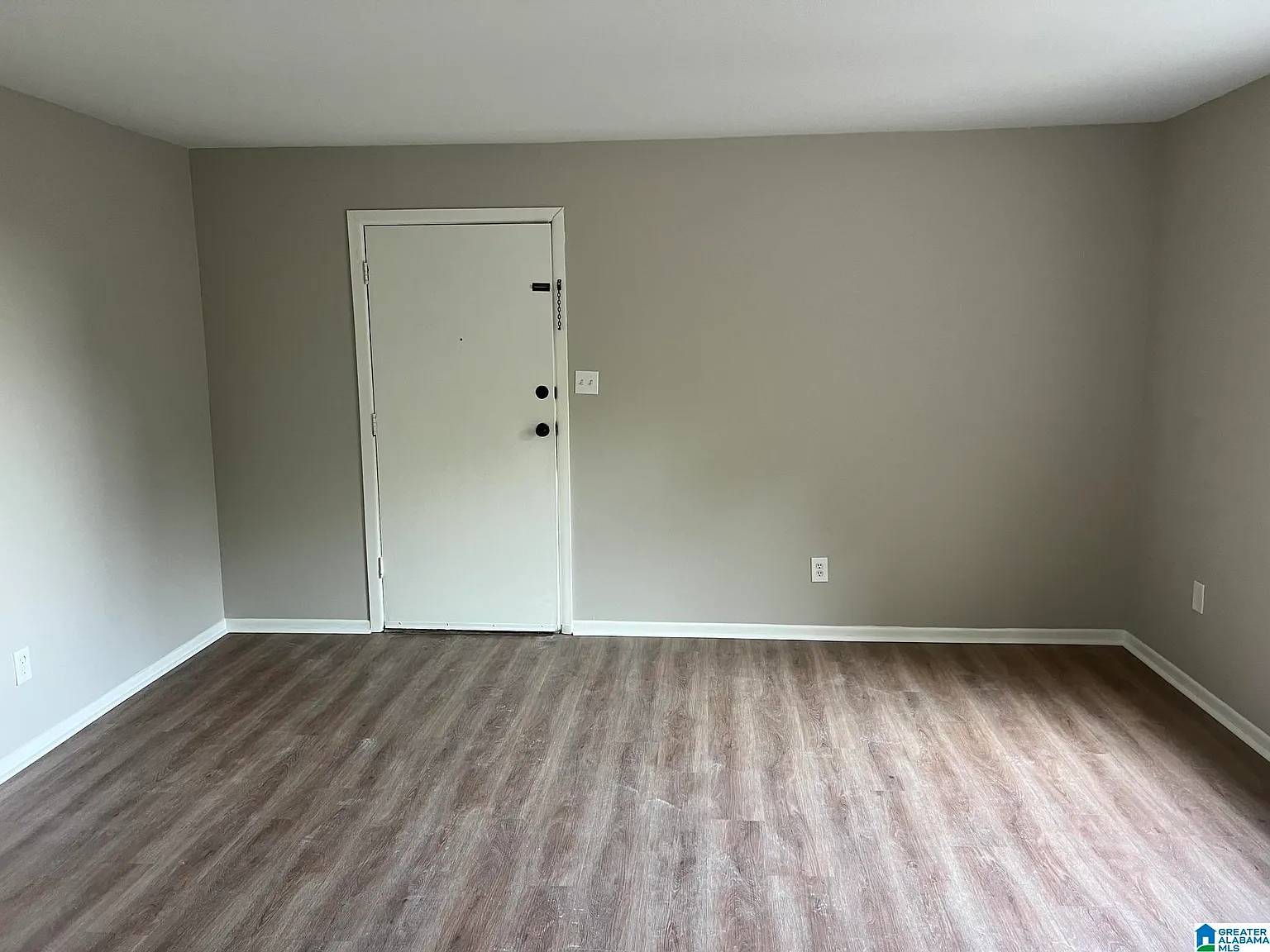 1 bed, 1.0 bath, 640 sqft, $900 — Photo 2