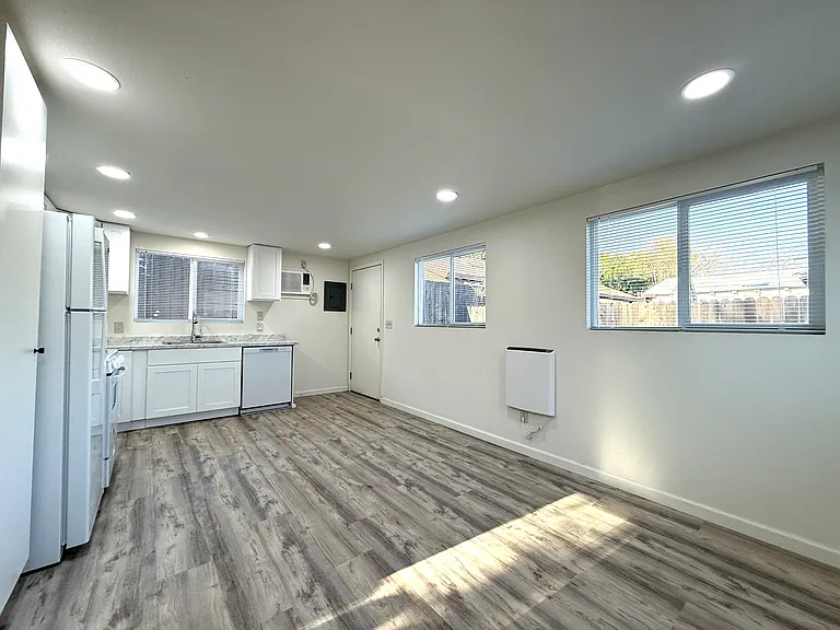 1441 1/2 Sheridan Ave — Photo 3