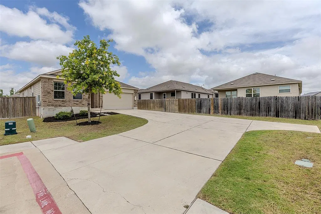 3 bed, 2.0 bath, 1402 sqft, $1,550 — Photo 2
