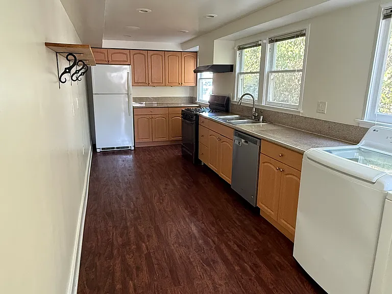 2320 Superior Ave — Photo 3