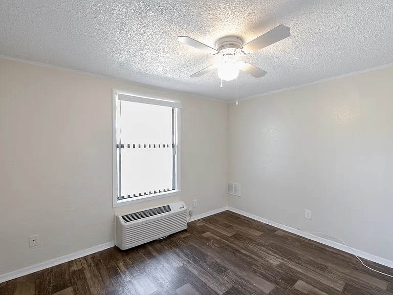 Crystal Court Apartments — Photo 46