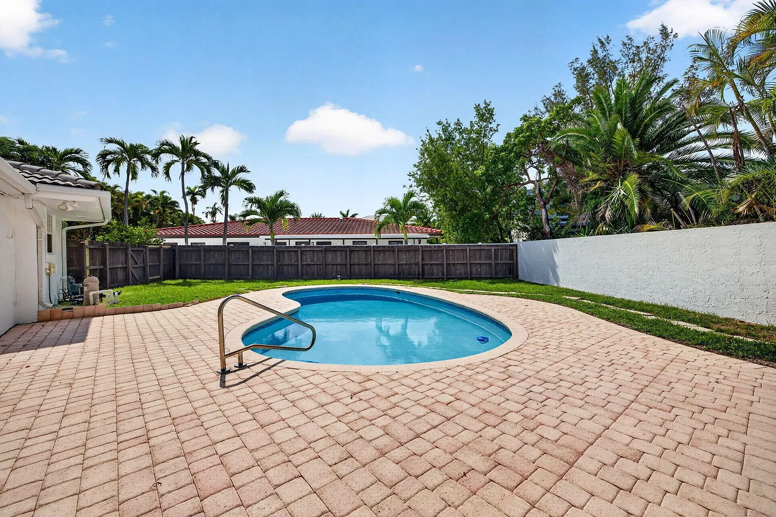 3 bed, 2.0 bath, 1747 sqft, $4,500 — Photo 2