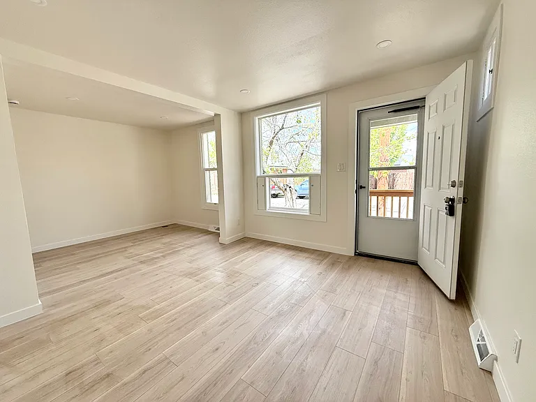 708 E Dakota Ave — Photo 6