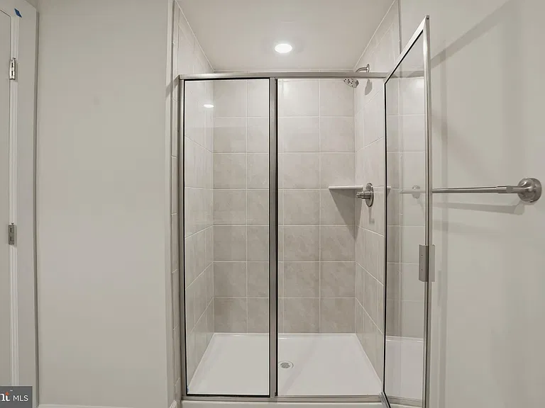 411 W Ponds Edge Dr — Photo 38