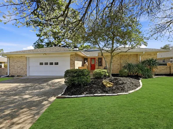 718 Kiowa Dr W, Lake Kiowa, TX 76240