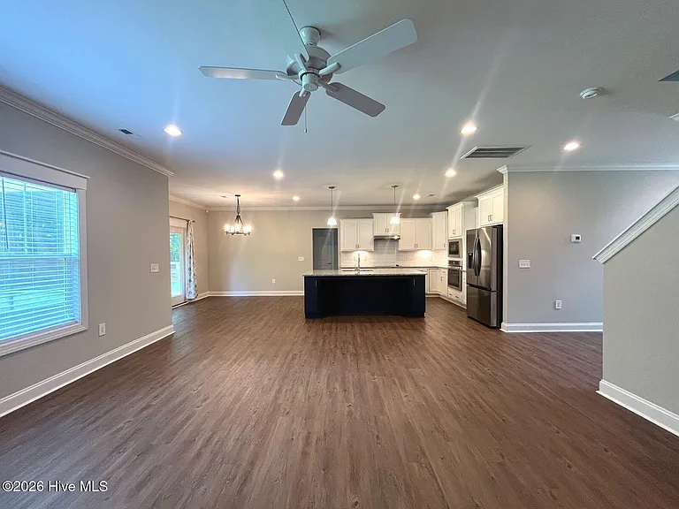 404 Endicott Ct — Photo 8