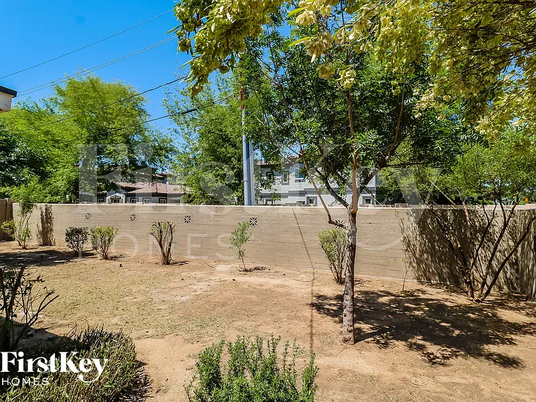 7156 N 17th Dr — Photo 15