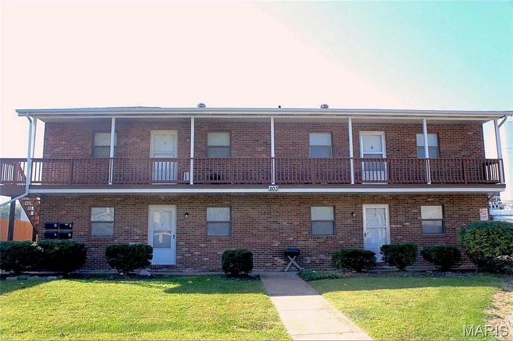 2 bed, 1.0 bath, 700 sqft, $895 — Photo 1