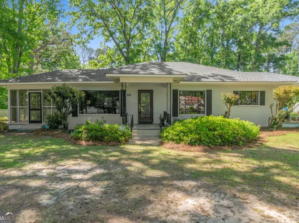 826 E McCarty St, Sandersville, GA 31082