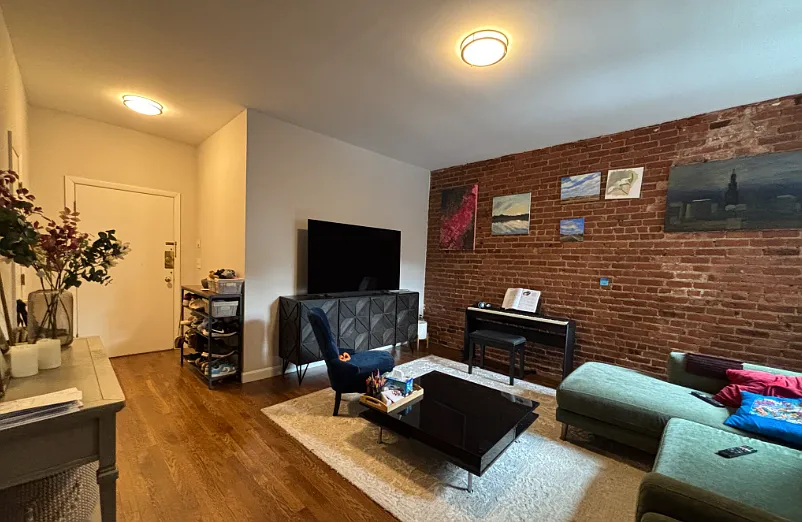 3 bed, 1100 sqft, $4,300 — Photo 2
