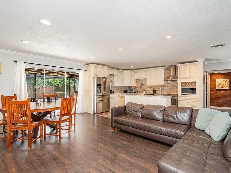305 Sharon Dr — Photo 3