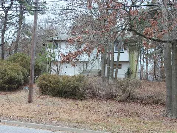 1082 Connetquot Ave, Central Islip, NY 11722