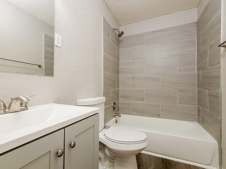 1692199_027_main_bathroom_13184123.jpg