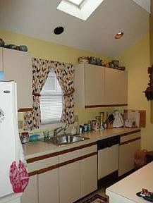 5th image of 1010 Whalley Ave APT B