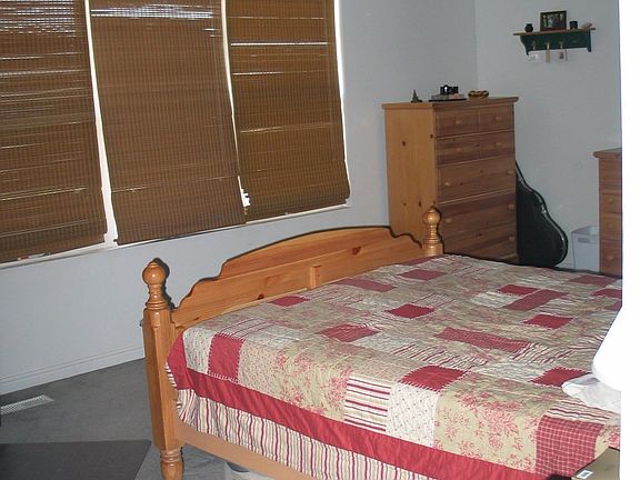 Lrg master with bath - double vanity and walk-in closet!