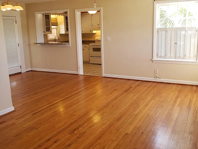 303 S Bonita Ave — Photo 2