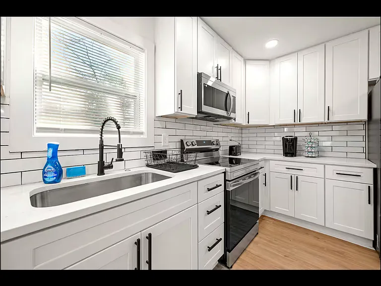 2484 Calvin Ave — Photo 8