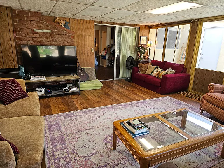 1087 N Greengrove St — Photo 5