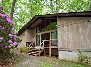 348 Valley Rd, Canadensis, PA 18325