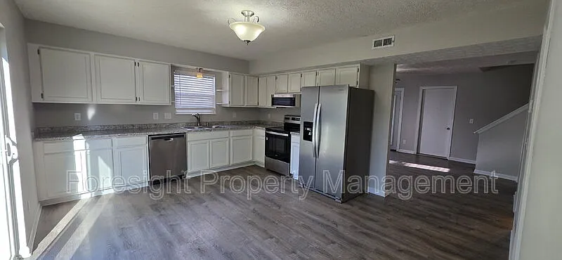 3 bed, 1.5 bath, 1232 sqft, $1,695 — Photo 2