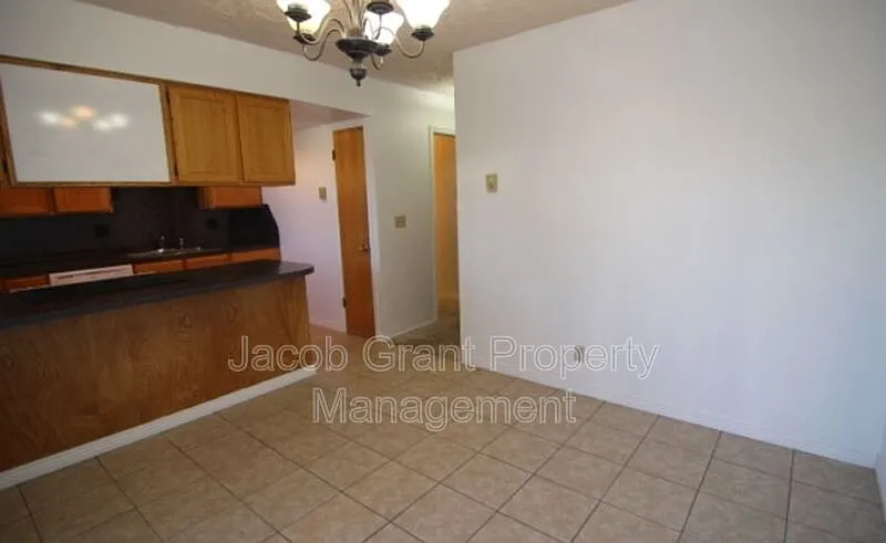 4 bed, 2.5 bath, 2100 sqft, $1,595 — Photo 3