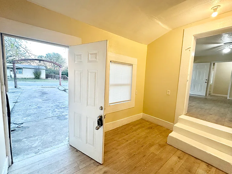 104 E Fowler Ave — Photo 27